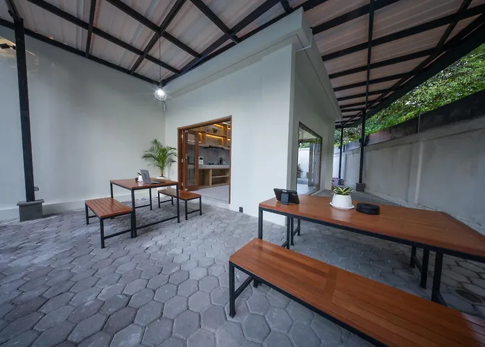 Sadira Co-living - Seminyak 招待所 4*