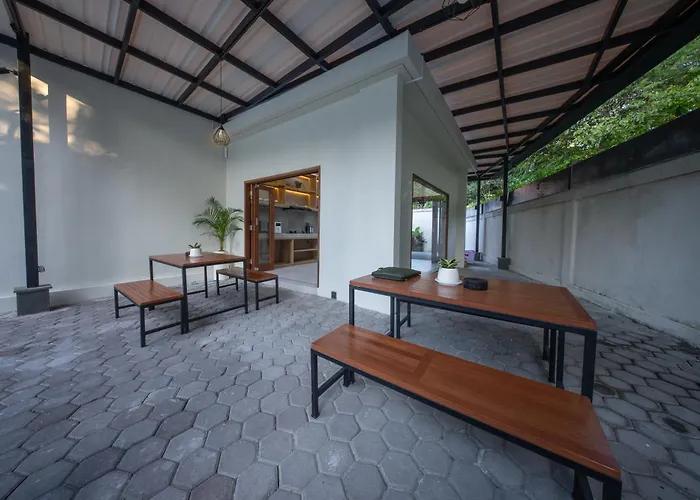 Sadira Co-living - Seminyak 招待所 4*